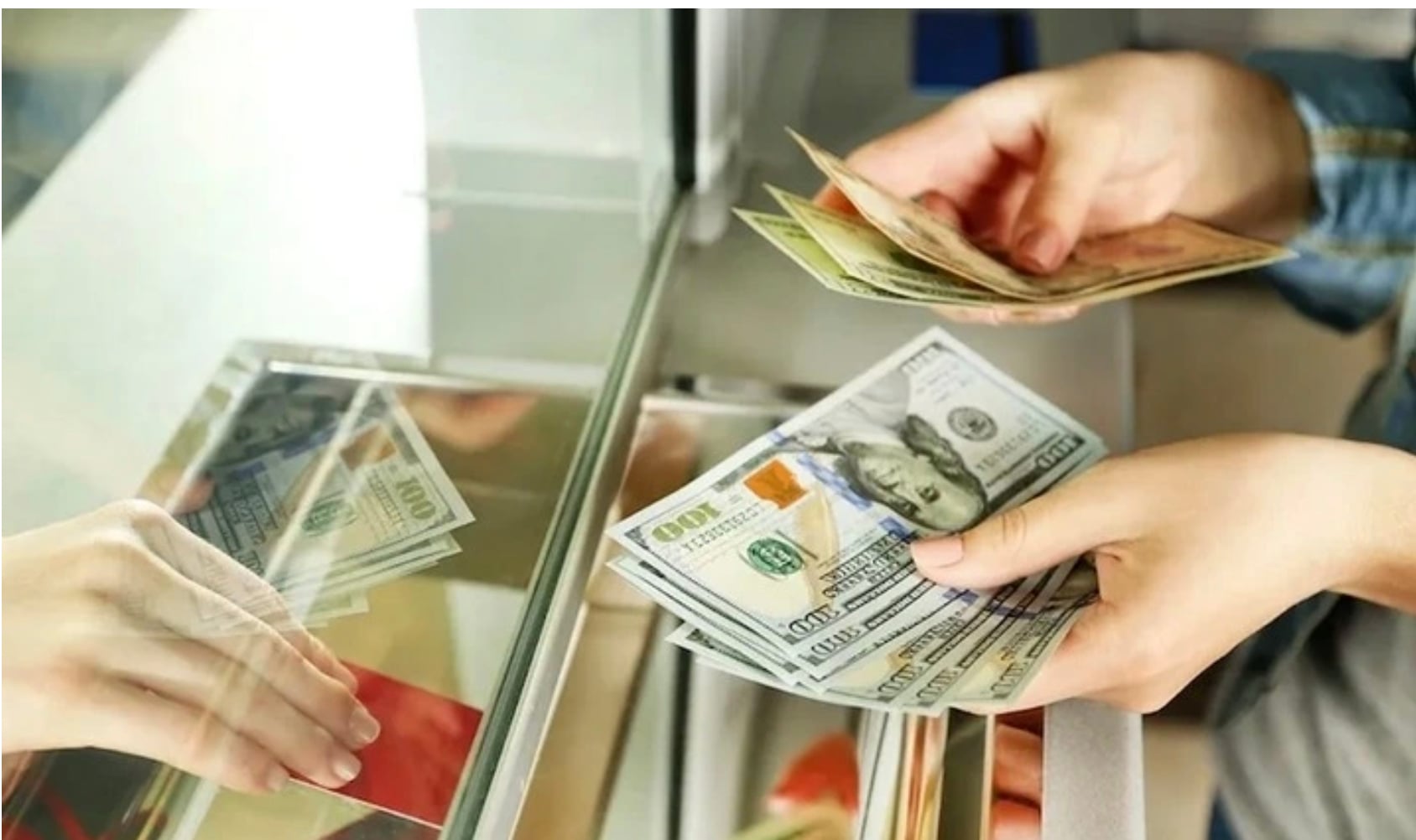 Đổi ngoại tệ ở tiệm vàng, "chợ đen"... nguy cơ mất trắng tiền