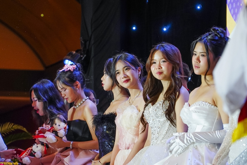 Chạm 18: Lễ tri ân và trưởng thành của học sinh Chuyên KHXH&amp;NV trở lại với nhiều cảm xúc
