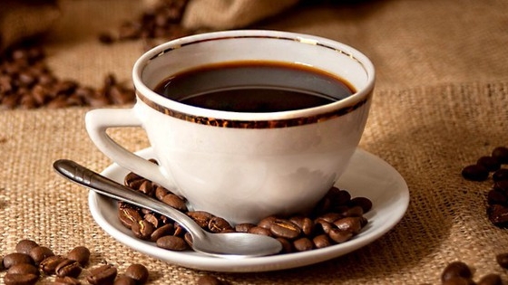 Tiêu thụ quá 400mg caffeine mỗi ngày có thể gây mất canxi và loãng xương?