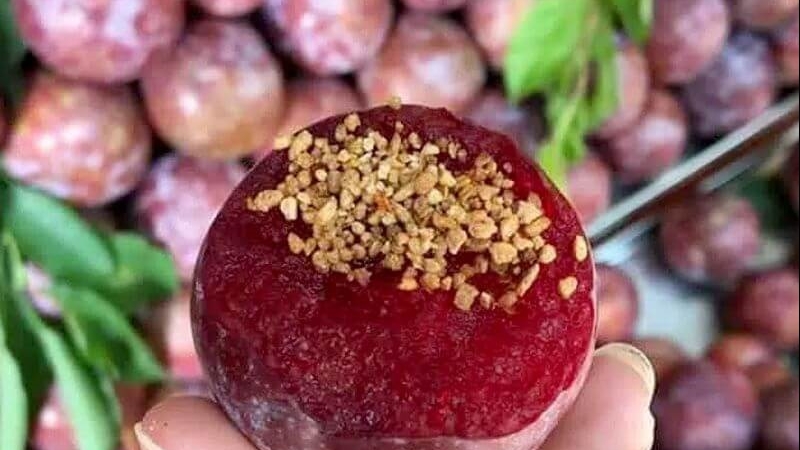 Ăn mận hậu có gây nóng trong và nổi mụn?