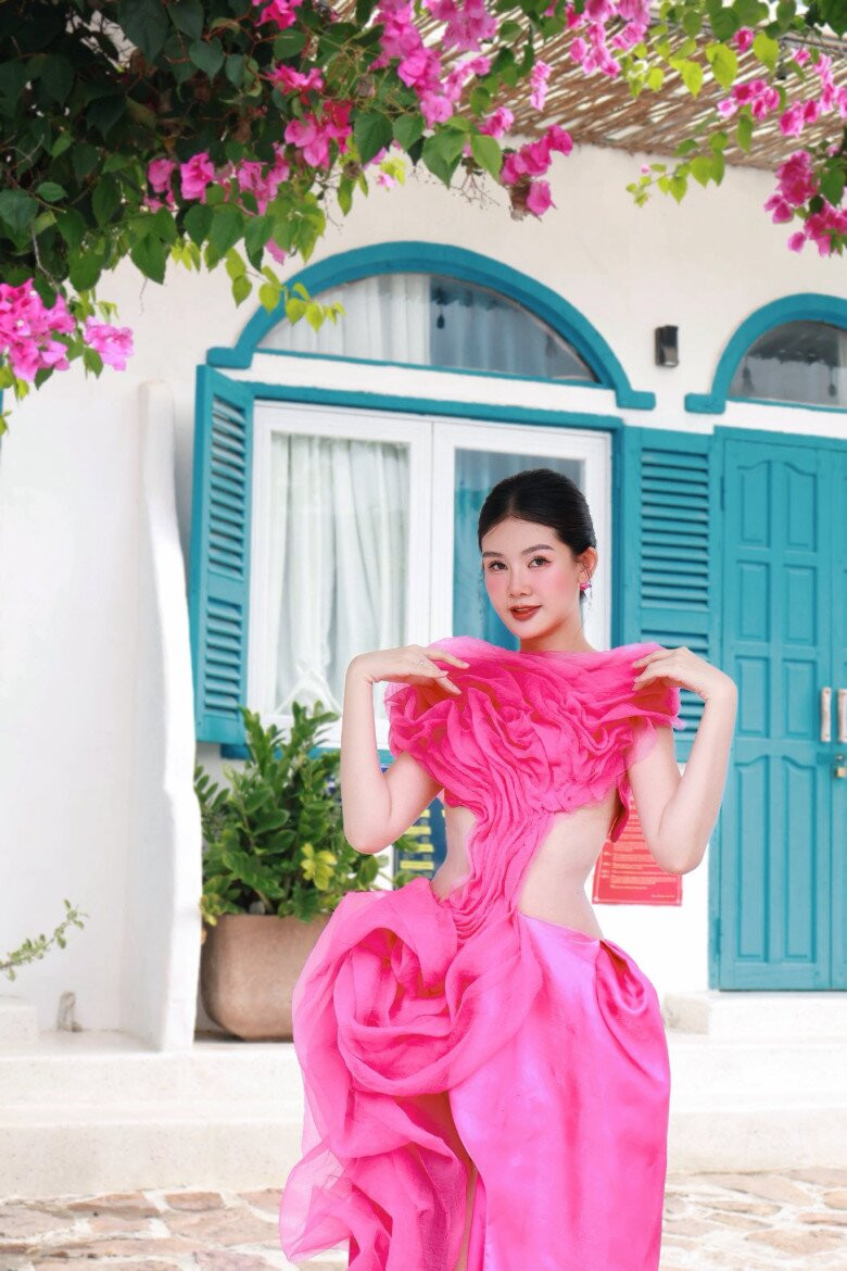 Nguyễn Thanh Thảo tốt nghiệp xuất sắc tại Mỹ, Lê Âu Ngân Anh là nghiên cứu sinh Tiến sĩ và Phó khoa, trong khi Thu Uyên sở hữu bằng cử nhân loại giỏi. Nguyễn Thanh Thảo tốt nghiệp xuất sắc tại Mỹ, Lê Âu Ngân Anh là nghiên cứu sinh Tiến sĩ và Phó khoa, trong khi Thu Uyên sở hữu bằng cử nhân loại giỏi.