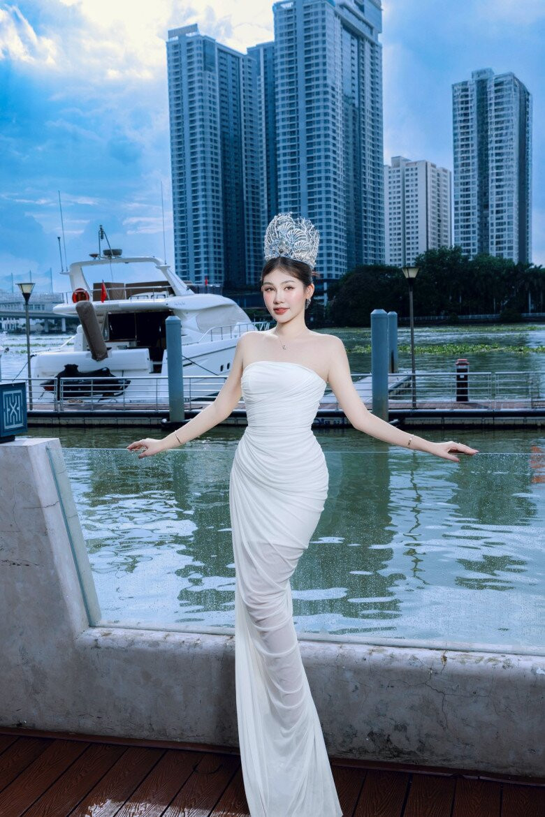 Nguyễn Thanh Thảo tốt nghiệp xuất sắc tại Mỹ, Lê Âu Ngân Anh là nghiên cứu sinh Tiến sĩ và Phó khoa, trong khi Thu Uyên sở hữu bằng cử nhân loại giỏi. Nguyễn Thanh Thảo tốt nghiệp xuất sắc tại Mỹ, Lê Âu Ngân Anh là nghiên cứu sinh Tiến sĩ và Phó khoa, trong khi Thu Uyên sở hữu bằng cử nhân loại giỏi.