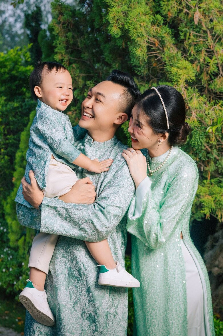 Nguyễn Thanh Thảo tốt nghiệp xuất sắc tại Mỹ, Lê Âu Ngân Anh là nghiên cứu sinh Tiến sĩ và Phó khoa, trong khi Thu Uyên sở hữu bằng cử nhân loại giỏi. Nguyễn Thanh Thảo tốt nghiệp xuất sắc tại Mỹ, Lê Âu Ngân Anh là nghiên cứu sinh Tiến sĩ và Phó khoa, trong khi Thu Uyên sở hữu bằng cử nhân loại giỏi.