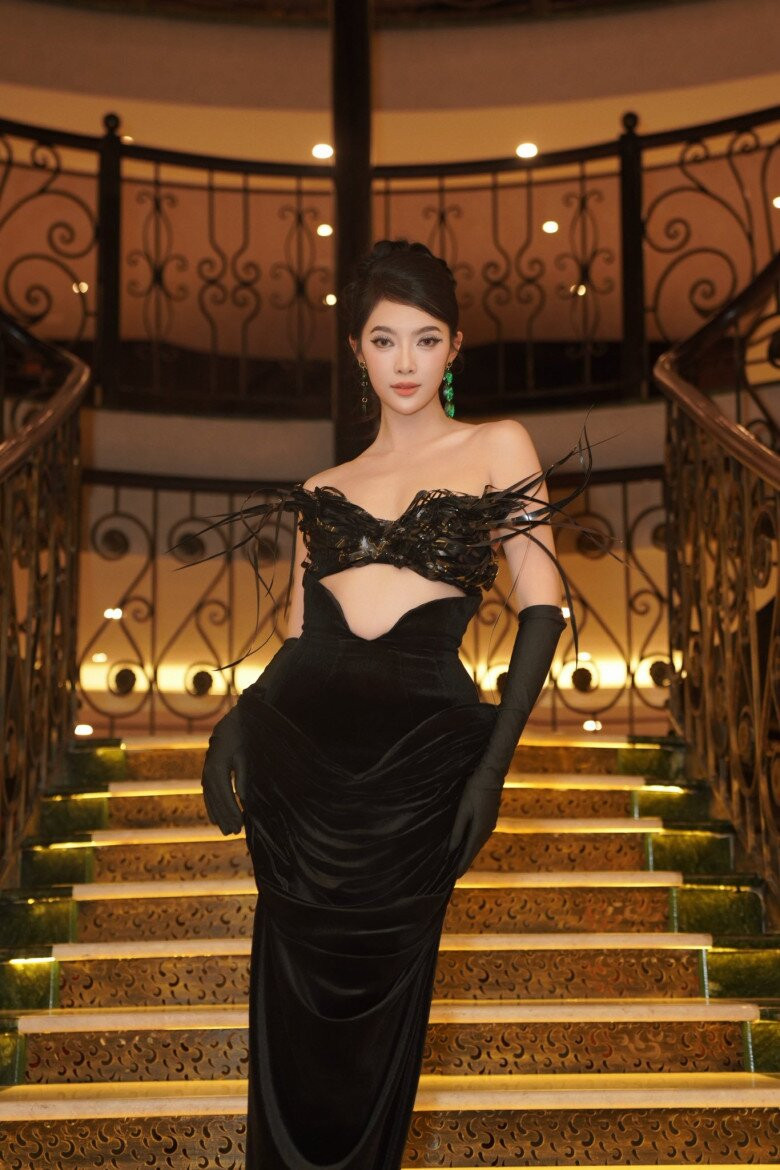 Nguyễn Thanh Thảo tốt nghiệp xuất sắc tại Mỹ, Lê Âu Ngân Anh là nghiên cứu sinh Tiến sĩ và Phó khoa, trong khi Thu Uyên sở hữu bằng cử nhân loại giỏi. Nguyễn Thanh Thảo tốt nghiệp xuất sắc tại Mỹ, Lê Âu Ngân Anh là nghiên cứu sinh Tiến sĩ và Phó khoa, trong khi Thu Uyên sở hữu bằng cử nhân loại giỏi.