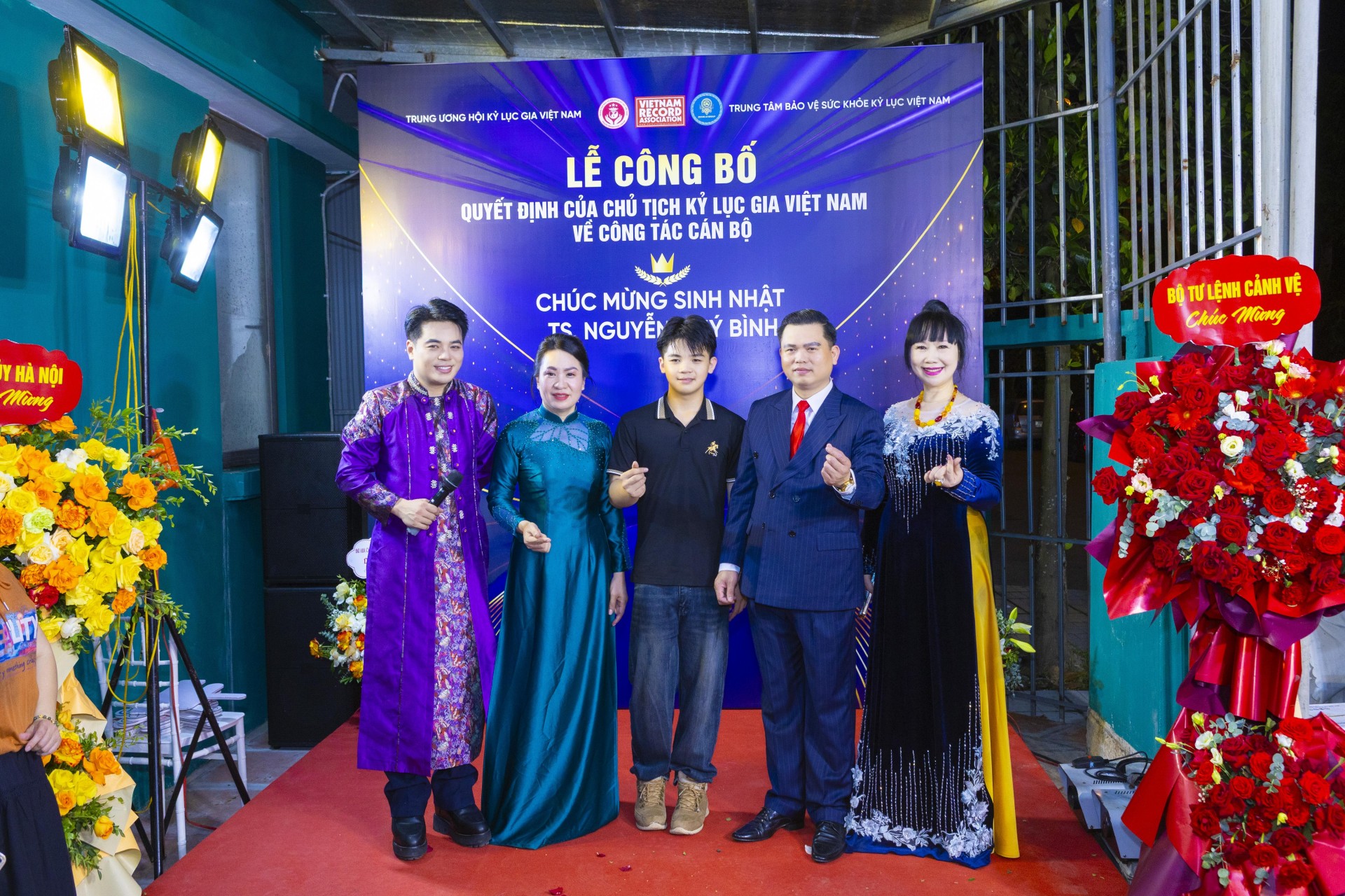 Lễ công bố quyết định bổ nhiệm Phó Giám đốc trung tâm chăm sóc sức khỏe kỷ lục Việt Nam Lễ công bố quyết định bổ nhiệm Phó Giám đốc trung tâm chăm sóc sức khỏe kỷ lục Việt Nam