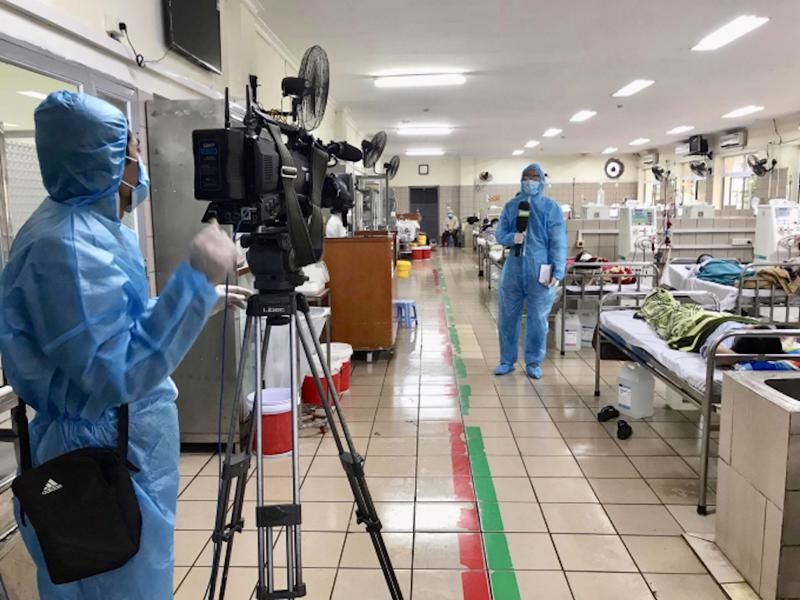 Báo chí - một nghề đòi hỏi cao về trách nhiệm và đạo đức Báo chí - một nghề đòi hỏi cao về trách nhiệm và đạo đức