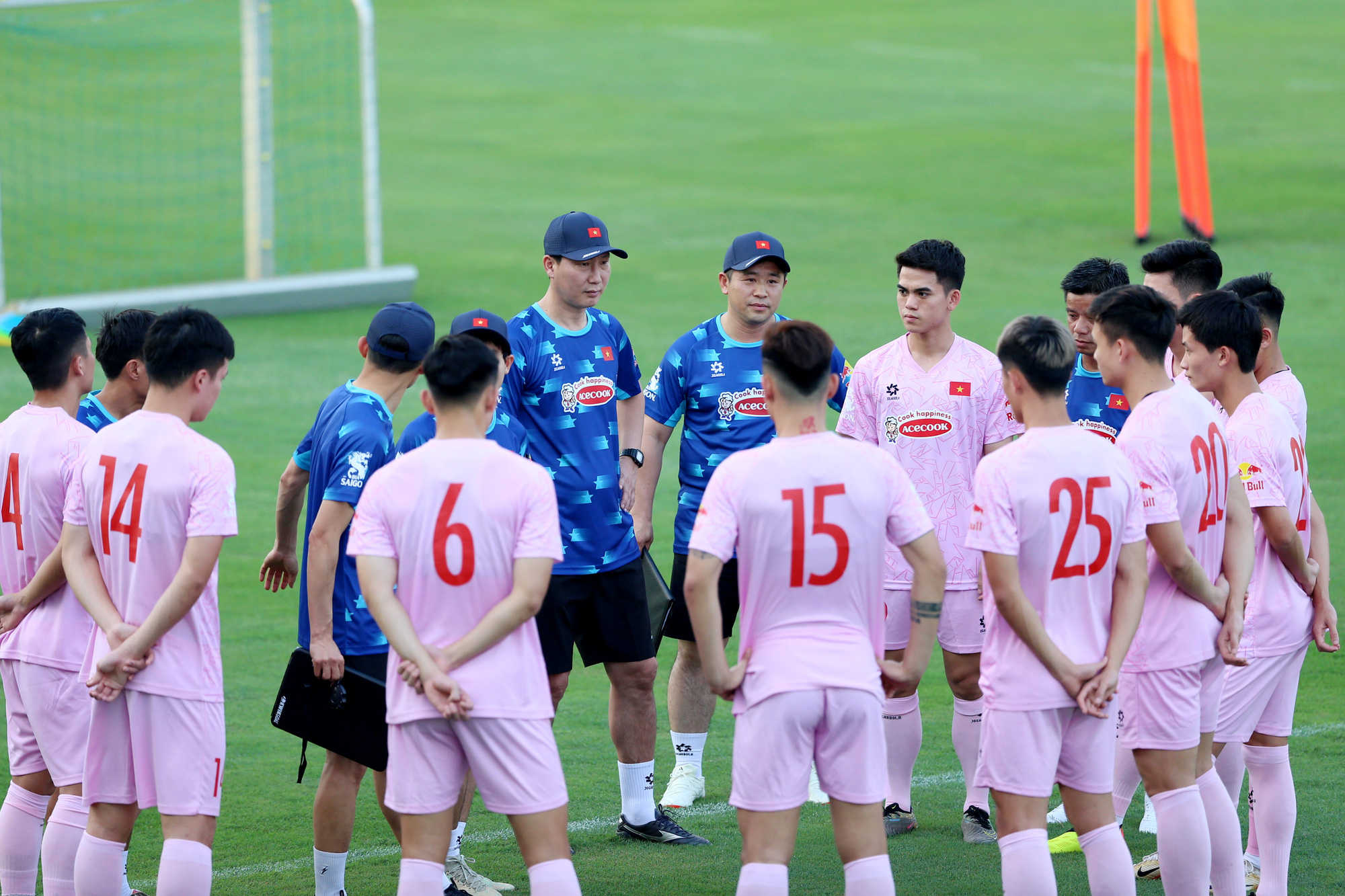 Buổi tập đầu tiên của tuyển Việt Nam với HLV Kim Sang Sik