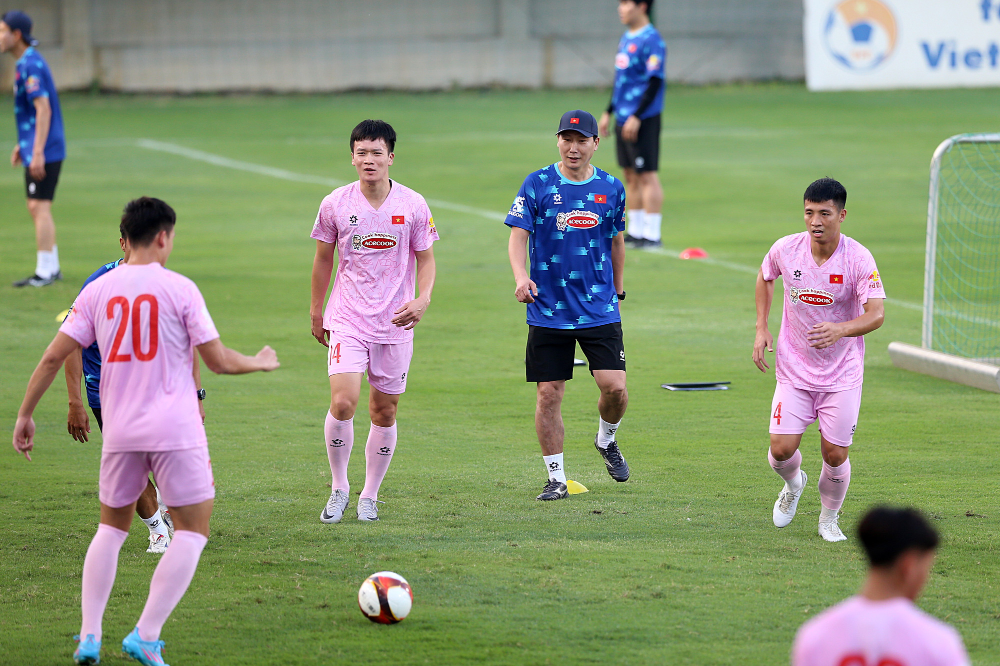 Buổi tập đầu tiên của tuyển Việt Nam với HLV Kim Sang Sik