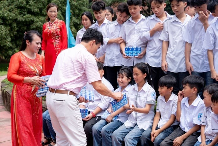 Mừng Quốc tế thiếu nhi 1/6, Vinamilk trao tặng gần 70.000 hộp sữa cho trẻ em khó khăn Mừng Quốc tế thiếu nhi 1/6, Vinamilk trao tặng gần 70.000 hộp sữa cho trẻ em khó khăn