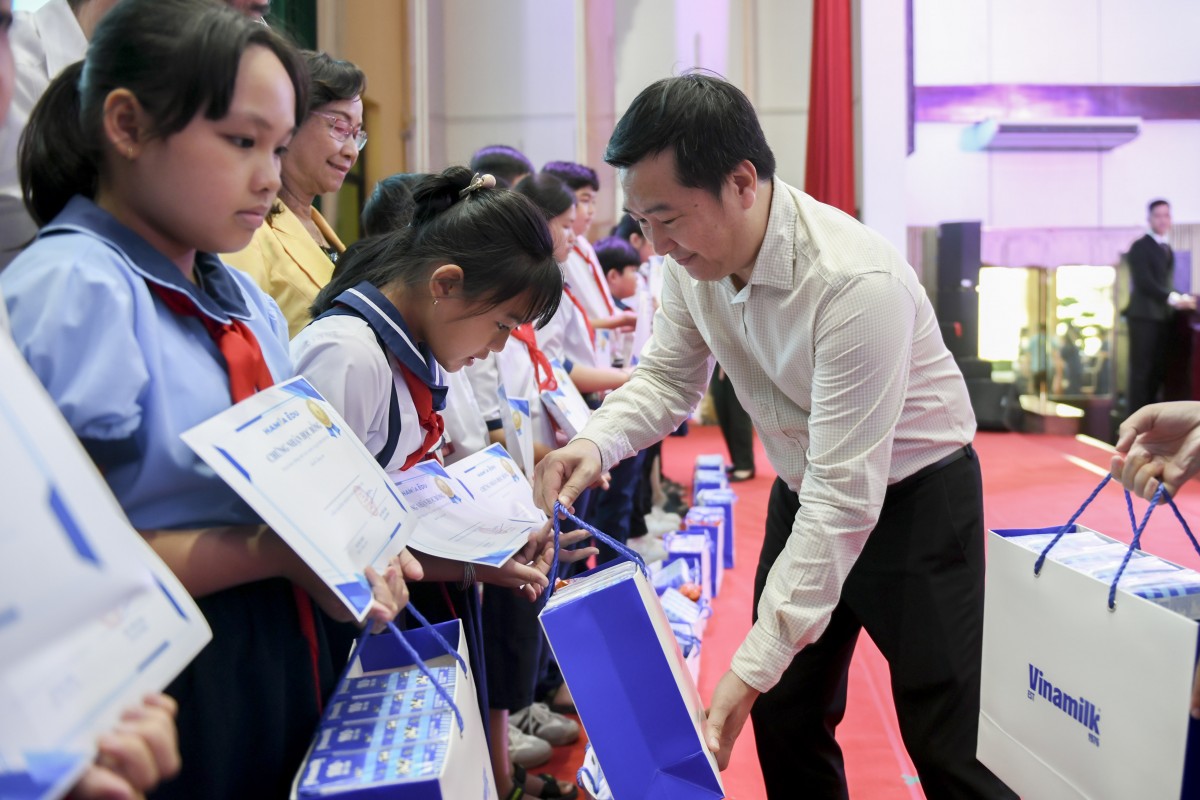 Mừng Quốc tế thiếu nhi 1/6, Vinamilk trao tặng gần 70.000 hộp sữa cho trẻ em khó khăn Mừng Quốc tế thiếu nhi 1/6, Vinamilk trao tặng gần 70.000 hộp sữa cho trẻ em khó khăn