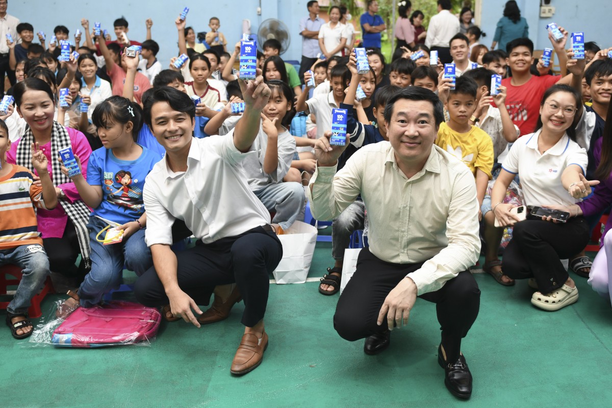 Mừng Quốc tế thiếu nhi 1/6, Vinamilk trao tặng gần 70.000 hộp sữa cho trẻ em khó khăn Mừng Quốc tế thiếu nhi 1/6, Vinamilk trao tặng gần 70.000 hộp sữa cho trẻ em khó khăn