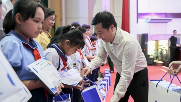 Mừng Quốc tế thiếu nhi 1/6, Vinamilk trao tặng gần 70.000 hộp sữa cho trẻ em khó khăn