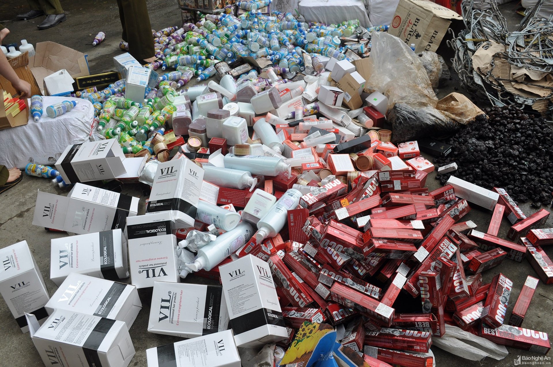 Thủ tướng: Xử lý nghiêm cán bộ bảo kê, tiếp tay buôn lậu, hàng giả Thủ tướng: Xử lý nghiêm cán bộ bảo kê, tiếp tay buôn lậu, hàng giả