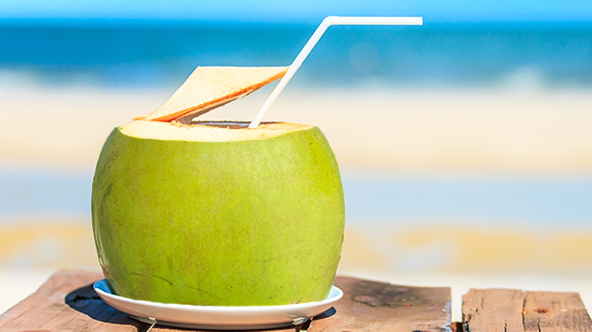 Mùa hè nên uống nước dừa hay nước chanh là tốt nhất?