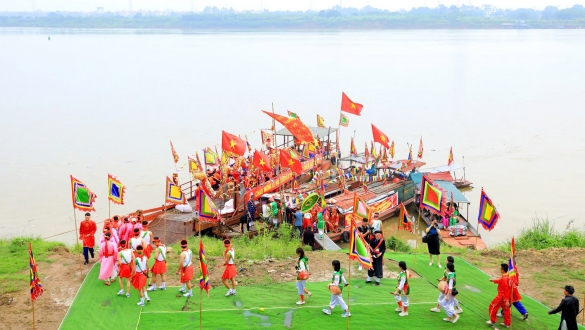 Tháng 5 dự hội đình Chèm