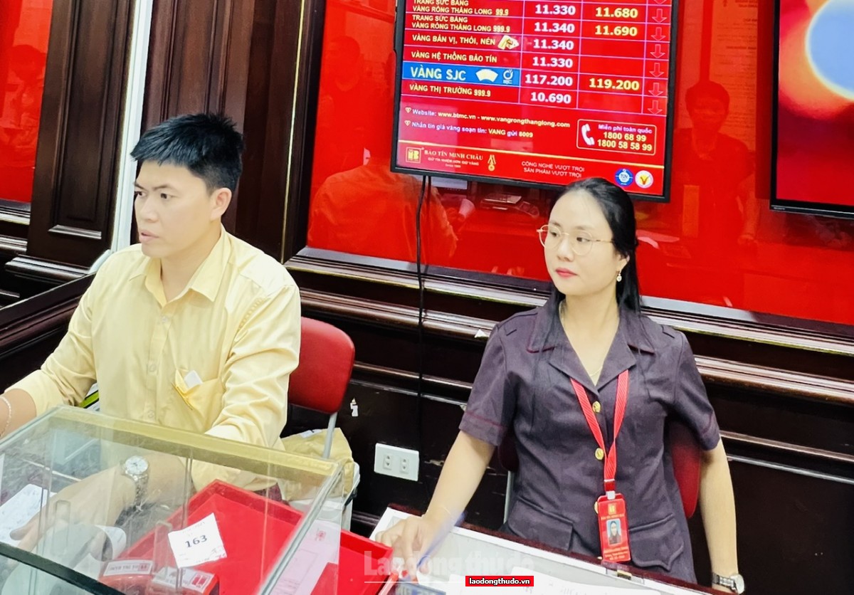 Thị trường vàng diễn biến lạ: Người mua thưa thớt, tiệm vàng vắng vẻ Thị trường vàng diễn biến lạ: Người mua thưa thớt, tiệm vàng vắng vẻ