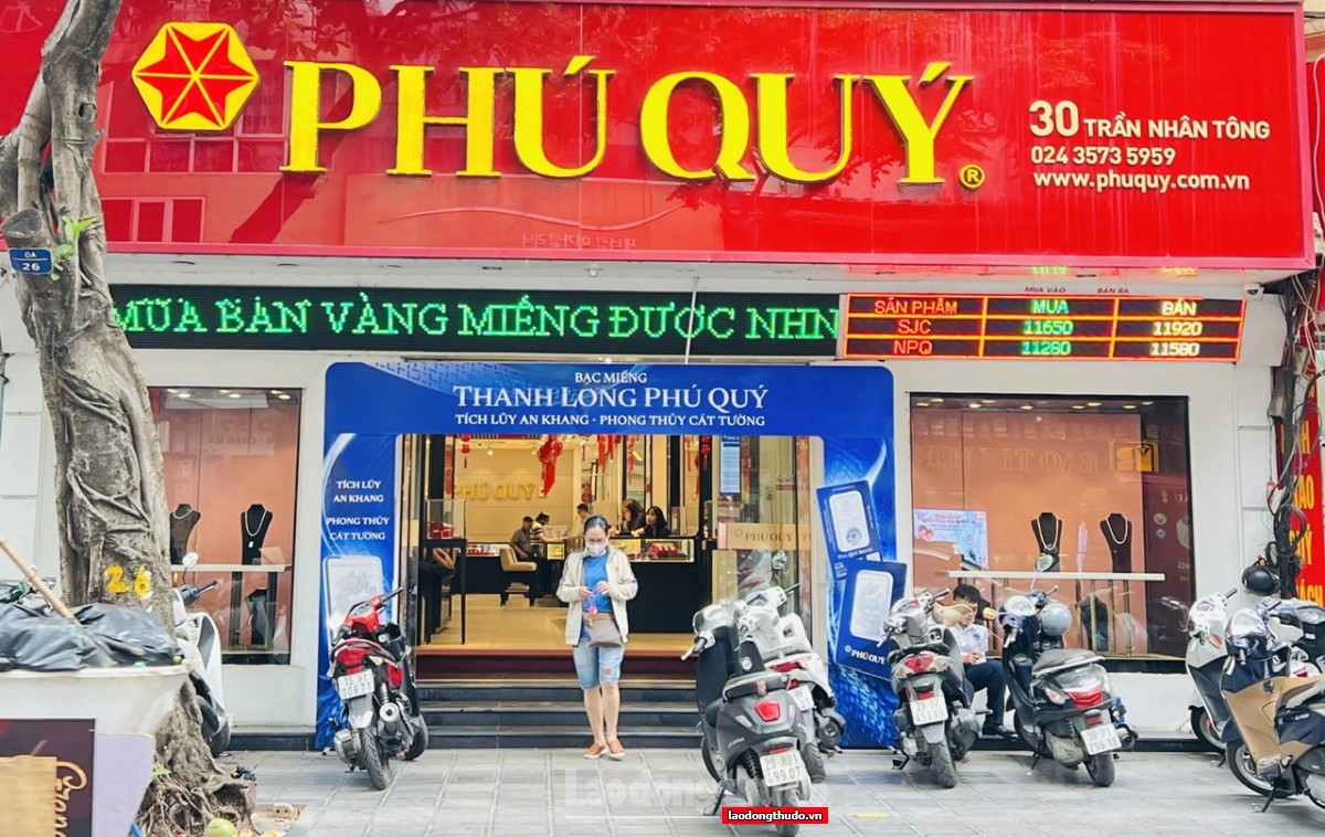 Thị trường vàng diễn biến lạ: Người mua thưa thớt, tiệm vàng vắng vẻ Thị trường vàng diễn biến lạ: Người mua thưa thớt, tiệm vàng vắng vẻ