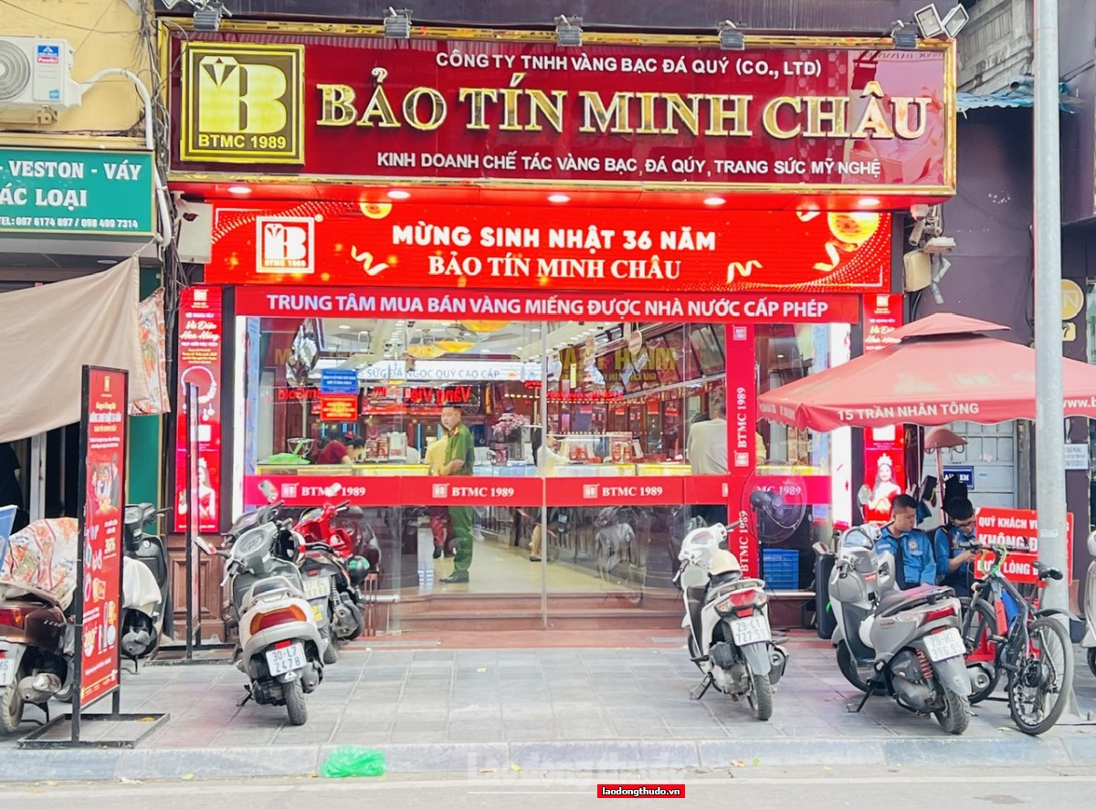 Thị trường vàng diễn biến lạ: Người mua thưa thớt, tiệm vàng vắng vẻ Thị trường vàng diễn biến lạ: Người mua thưa thớt, tiệm vàng vắng vẻ