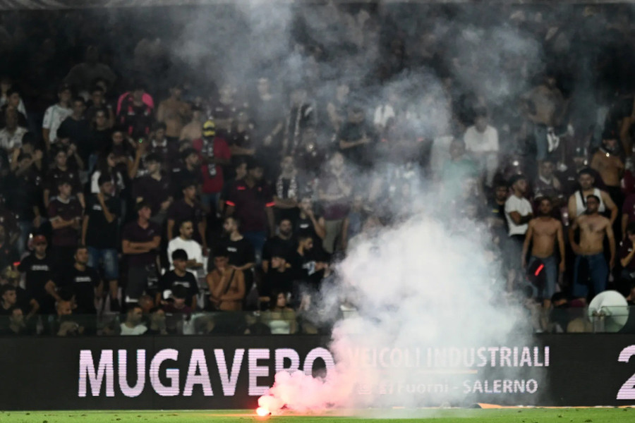 Trận play-off bóng đá Ý hỗn loạn, bị hủy giữa chừng Trận play-off bóng đá Ý hỗn loạn, bị hủy giữa chừng