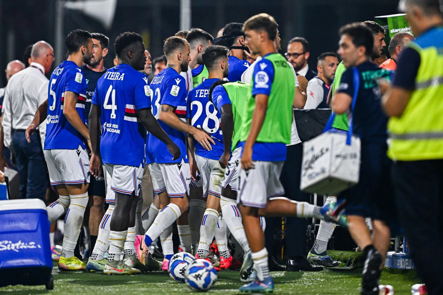 Trận play-off bóng đá Ý hỗn loạn, bị hủy giữa chừng Trận play-off bóng đá Ý hỗn loạn, bị hủy giữa chừng