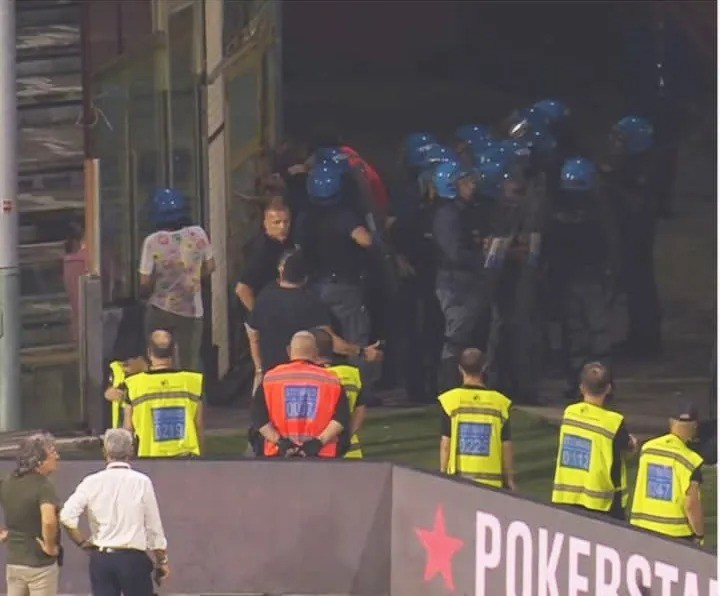 Trận play-off bóng đá Ý hỗn loạn, bị hủy giữa chừng Trận play-off bóng đá Ý hỗn loạn, bị hủy giữa chừng