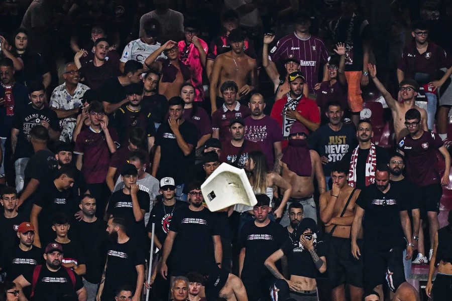 Trận play-off bóng đá Ý hỗn loạn, bị hủy giữa chừng Trận play-off bóng đá Ý hỗn loạn, bị hủy giữa chừng