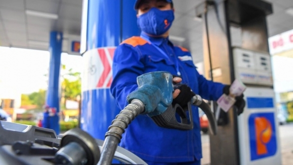 Giá xăng dầu tăng phiên thứ 5 liên tiếp, RON 95 vượt mốc 21.500 đồng/lít