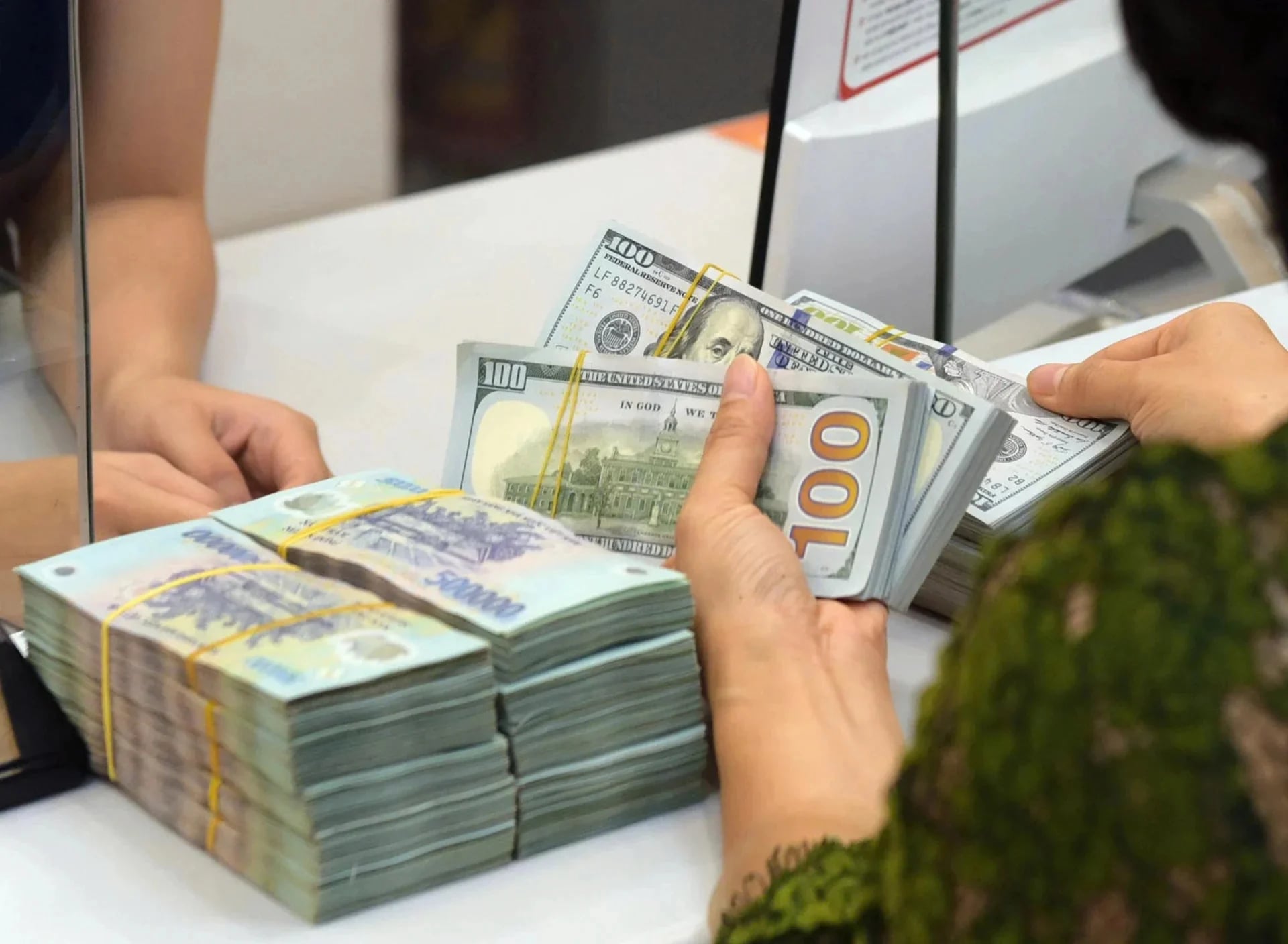 Giá USD tự do hạ nhanh, "bốc hơi" gần 1.700 đồng từ mức đỉnh