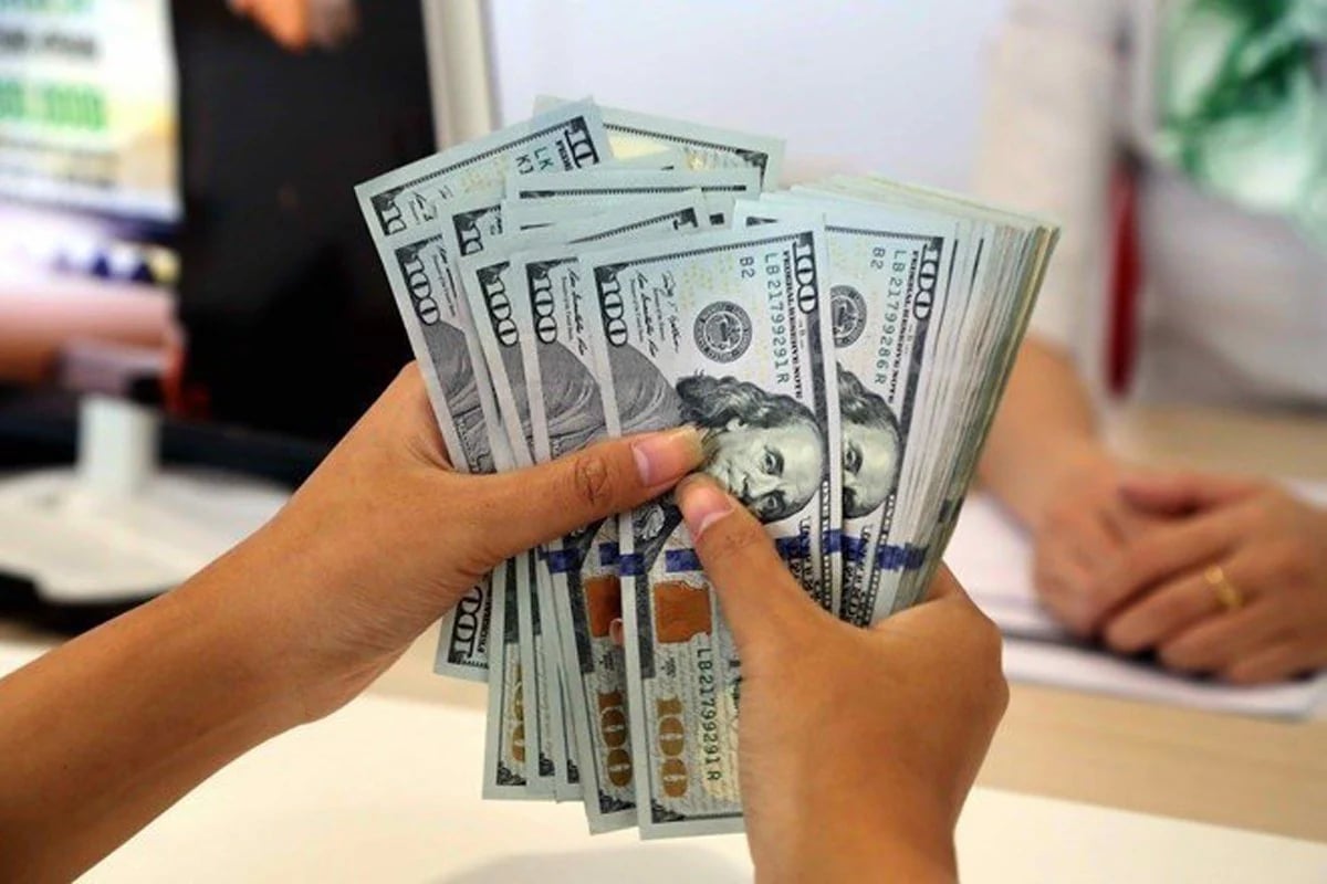 Giá USD thị trường tự do xuống thấp hơn ngân hàng Giá USD thị trường tự do xuống thấp hơn ngân hàng