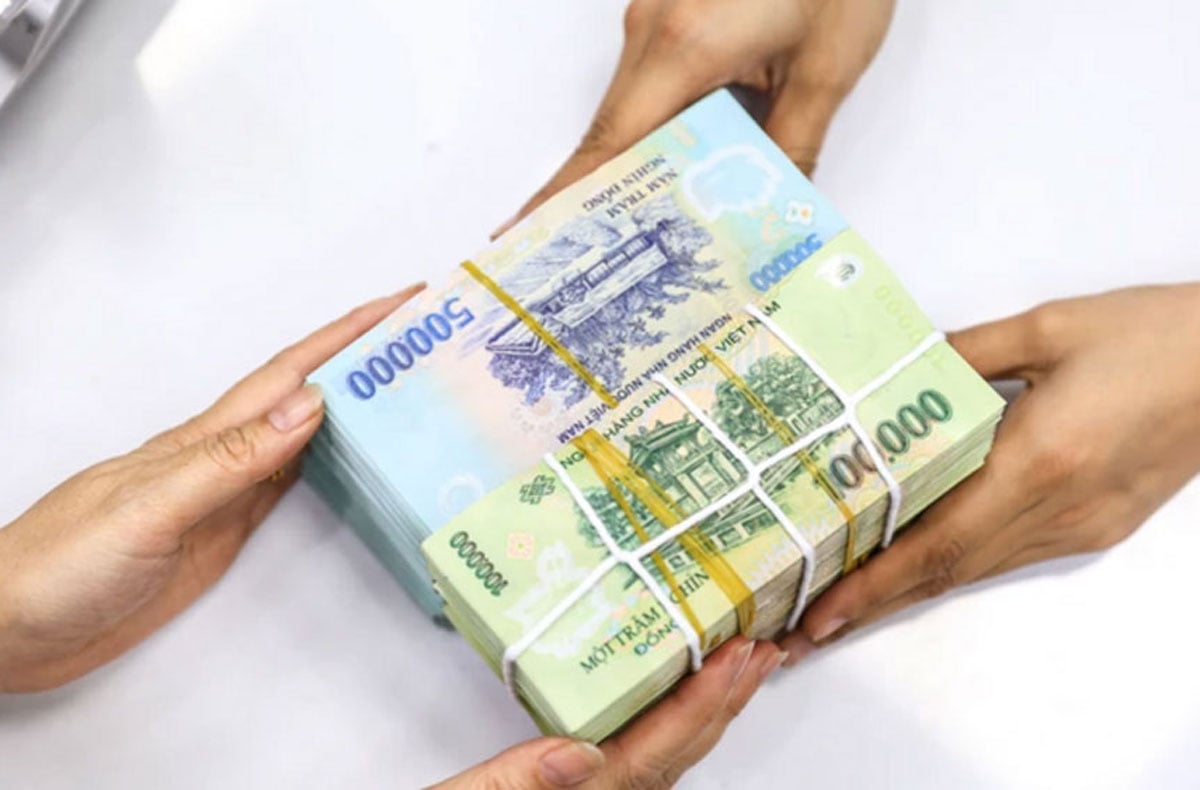 Tiền gửi của người dân vào ngân hàng vượt xa doanh nghiệp