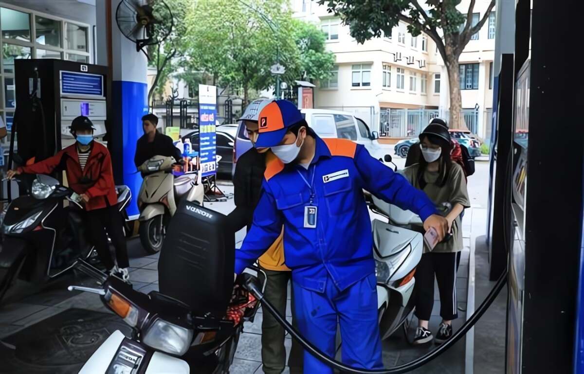Giá xăng E10 giảm sâu, lần đầu xuống dưới 21.000 đồng/lít