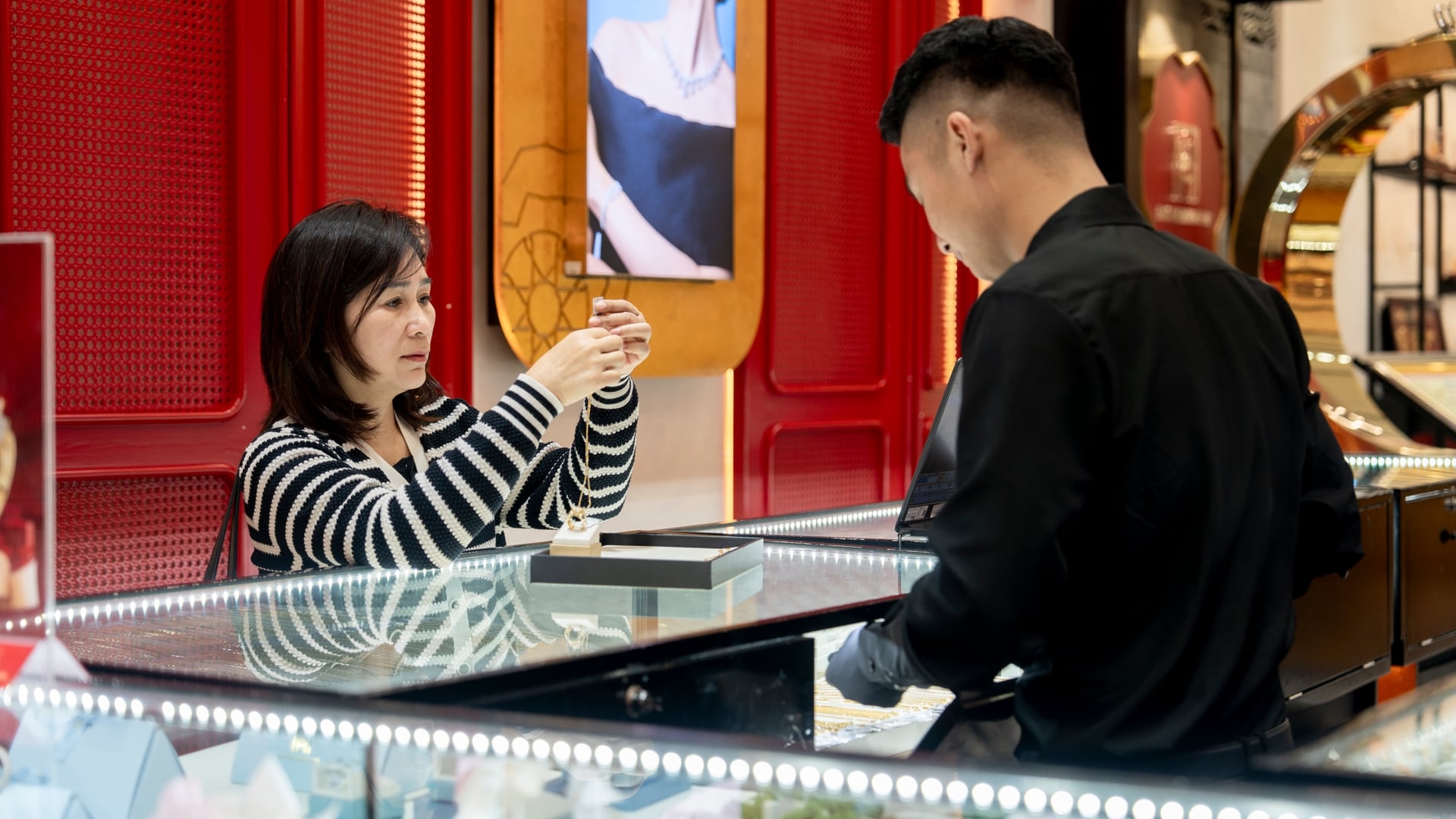 Giá vàng hôm nay 19/6: Giảm nhẹ bất chấp "cú rơi" của vàng thế giới