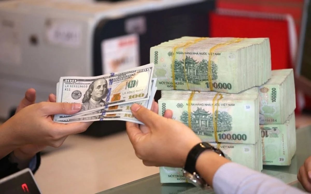 Giá USD ngân hàng biến động trái chiều, thị trường tự do giảm mạnh