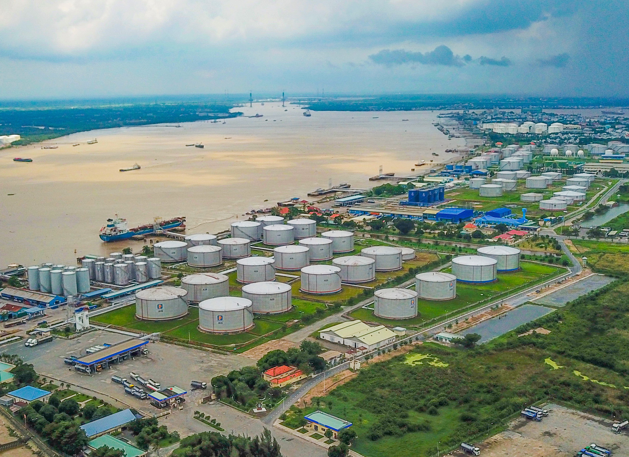 Doanh nghiệp phải mua xăng dầu trong nước với giá cao hơn nhập khẩu? Doanh nghiệp phải mua xăng dầu trong nước với giá cao hơn nhập khẩu?