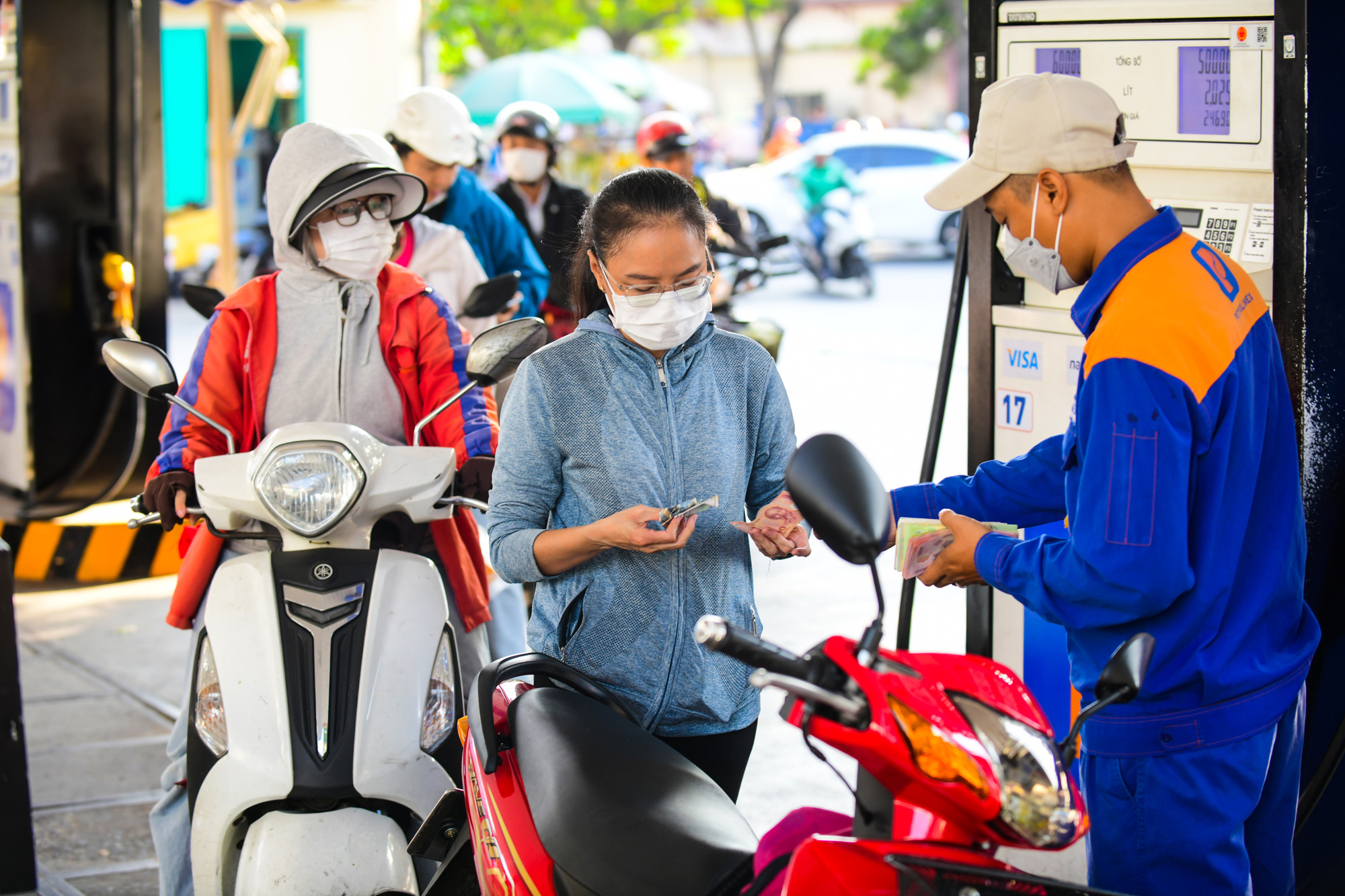 Doanh nghiệp phải mua xăng dầu trong nước với giá cao hơn nhập khẩu? Doanh nghiệp phải mua xăng dầu trong nước với giá cao hơn nhập khẩu?