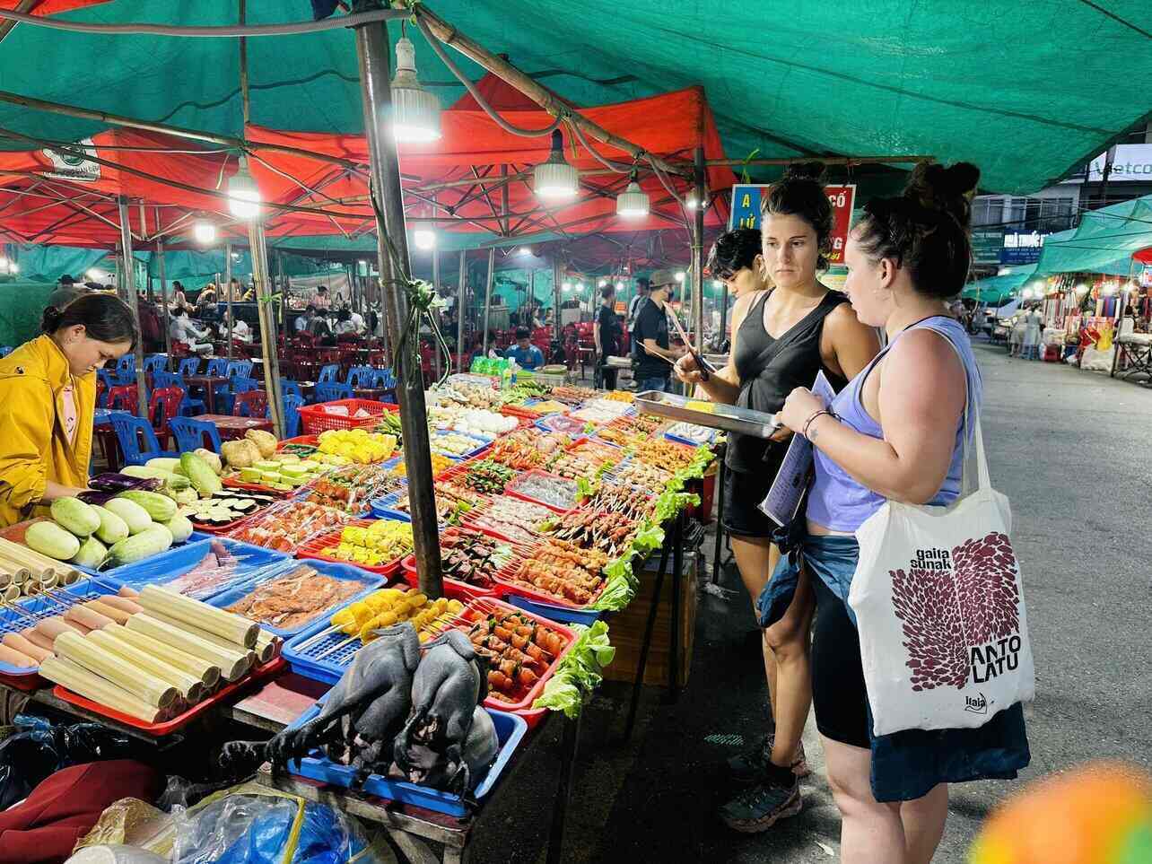 Du lịch Tây Bắc: Thiên đường ẩm thực tại chợ đêm Sa Pa Du lịch Tây Bắc: Thiên đường ẩm thực tại chợ đêm Sa Pa