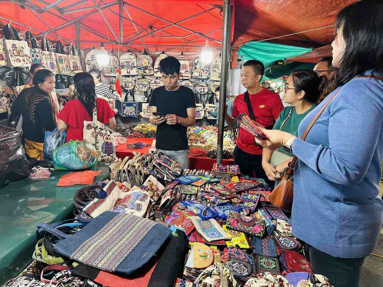 Du lịch Tây Bắc: Thiên đường ẩm thực tại chợ đêm Sa Pa Du lịch Tây Bắc: Thiên đường ẩm thực tại chợ đêm Sa Pa