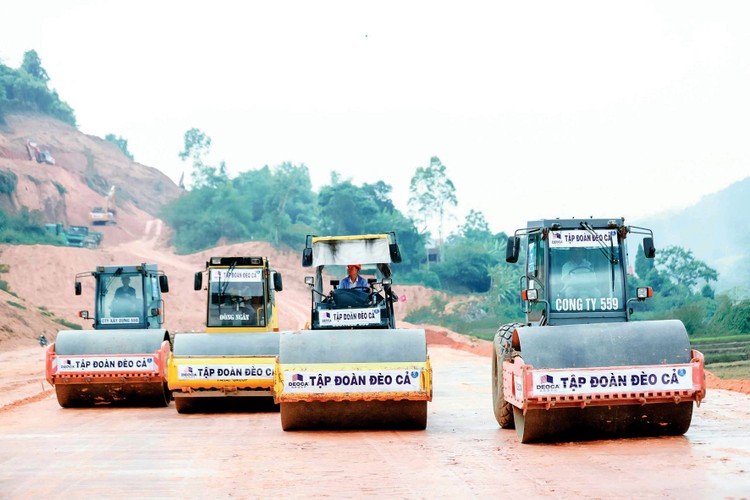 Nhiều dự án PPP gặp khó khăn về thu xếp vốn tín dụng do các ngân hàng thắt chặt tỷ lệ huy động vốn ngắn hạn cho vay dài hạn. Ảnh: Nhã Chi