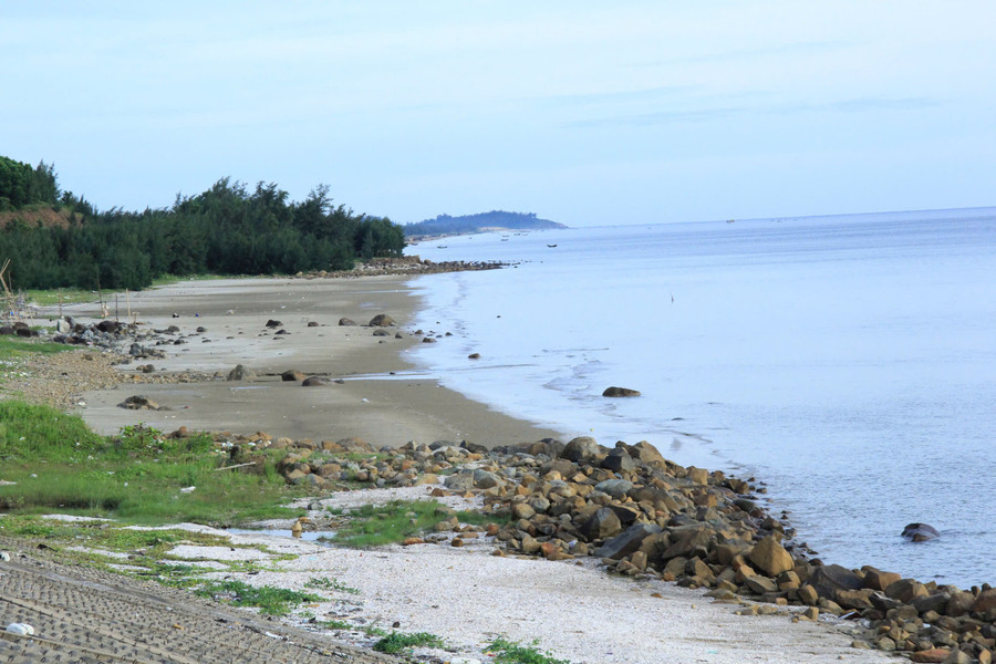 Cách trung tâm hành chính tỉnh khoảng 60km, bãi biển này trải dài hơn 10km với bờ cát mịn, mặt nước trong xanh. z6832627627303-a66234ee819566705d4b77ecc59115c9.jpg