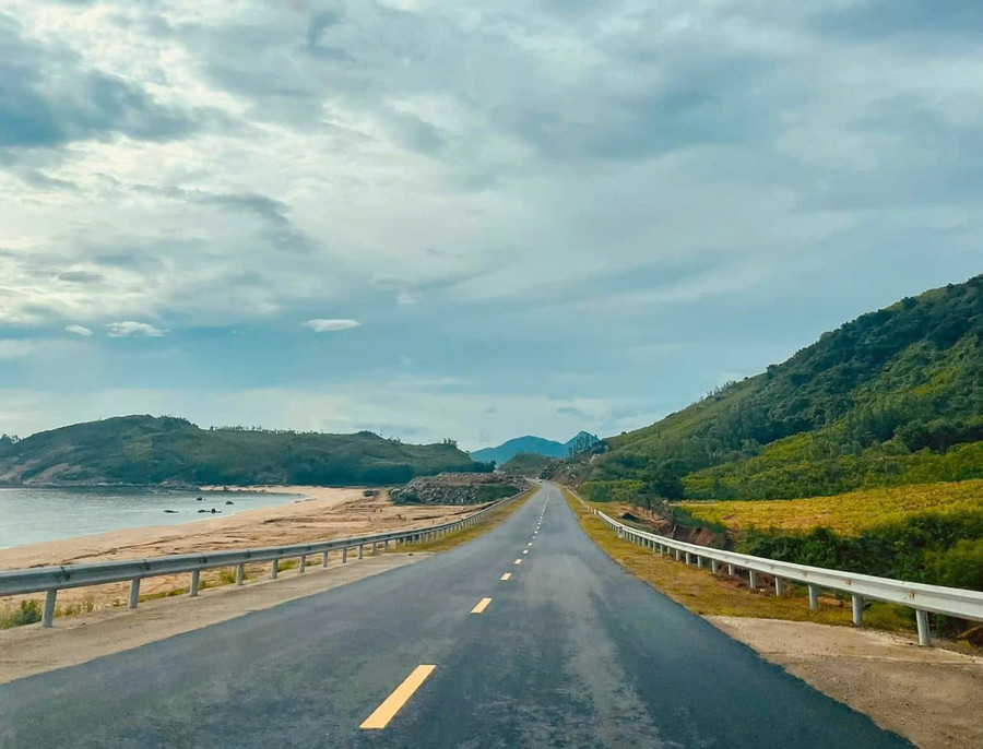 Một điểm nổi bật của biển Kỳ Ninh chính là nằm trên cung đường biển tuyệt đẹp. z6836124334111-281801af1da38578b3978b892494c9eb.jpg