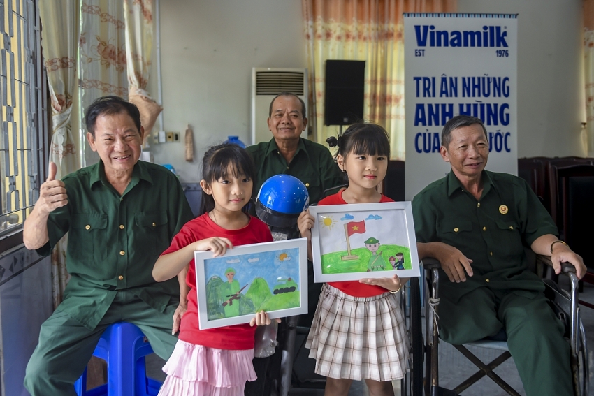 Vinamilk “ Viết tiếp câu chuyện hòa bình” bằng tranh và hành động Vinamilk “ Viết tiếp câu chuyện hòa bình” bằng tranh và hành động