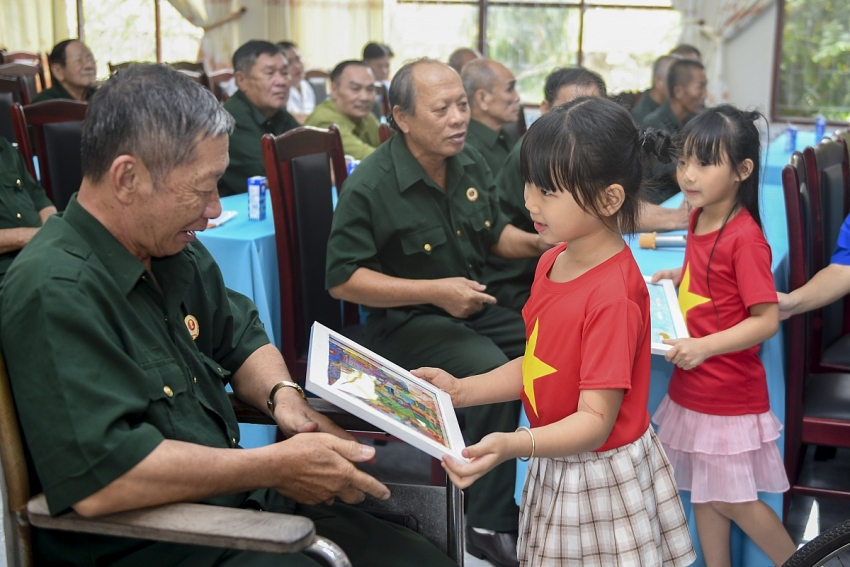 Vinamilk “ Viết tiếp câu chuyện hòa bình” bằng tranh và hành động Vinamilk “ Viết tiếp câu chuyện hòa bình” bằng tranh và hành động