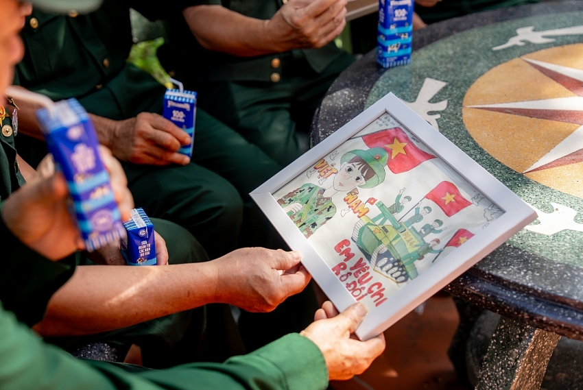 Vinamilk “ Viết tiếp câu chuyện hòa bình” bằng tranh và hành động Vinamilk “ Viết tiếp câu chuyện hòa bình” bằng tranh và hành động