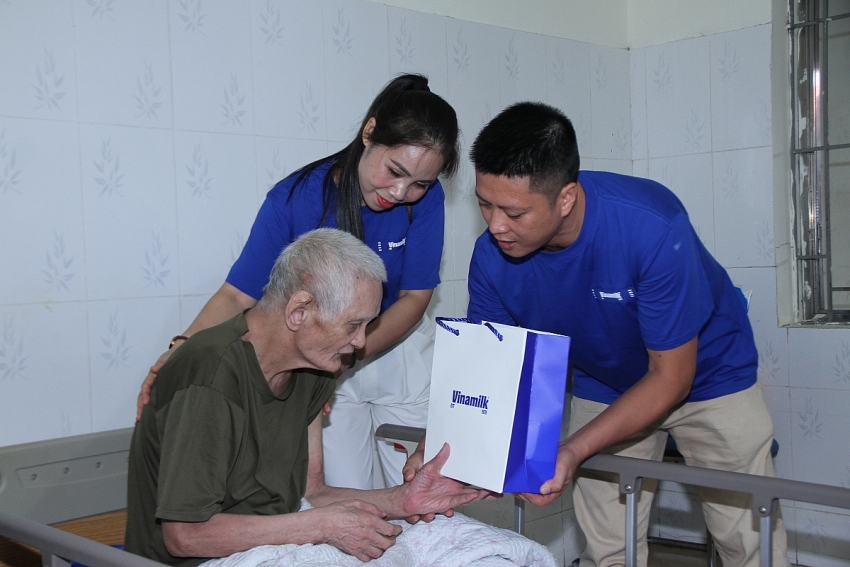 Vinamilk “ Viết tiếp câu chuyện hòa bình” bằng tranh và hành động Vinamilk “ Viết tiếp câu chuyện hòa bình” bằng tranh và hành động