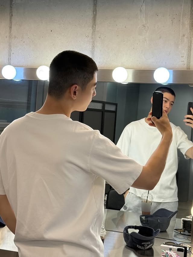 "Nam thần đẹp nhất Hàn Quốc" gây sốt trước ngày nhập ngũ "Nam thần đẹp nhất Hàn Quốc" gây sốt trước ngày nhập ngũ