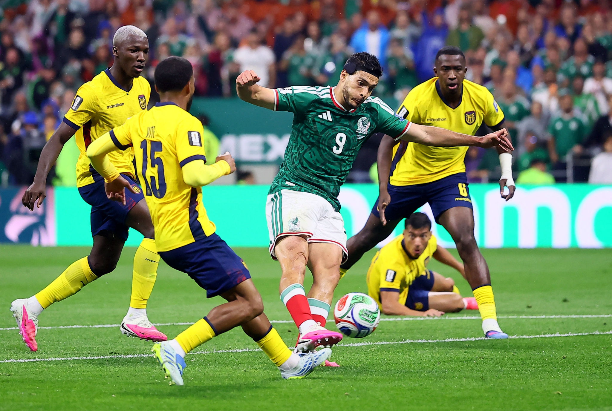Mexico thắng Ecuador 2-0: Chấm dứt lời nguyền 40 năm tại World Cup