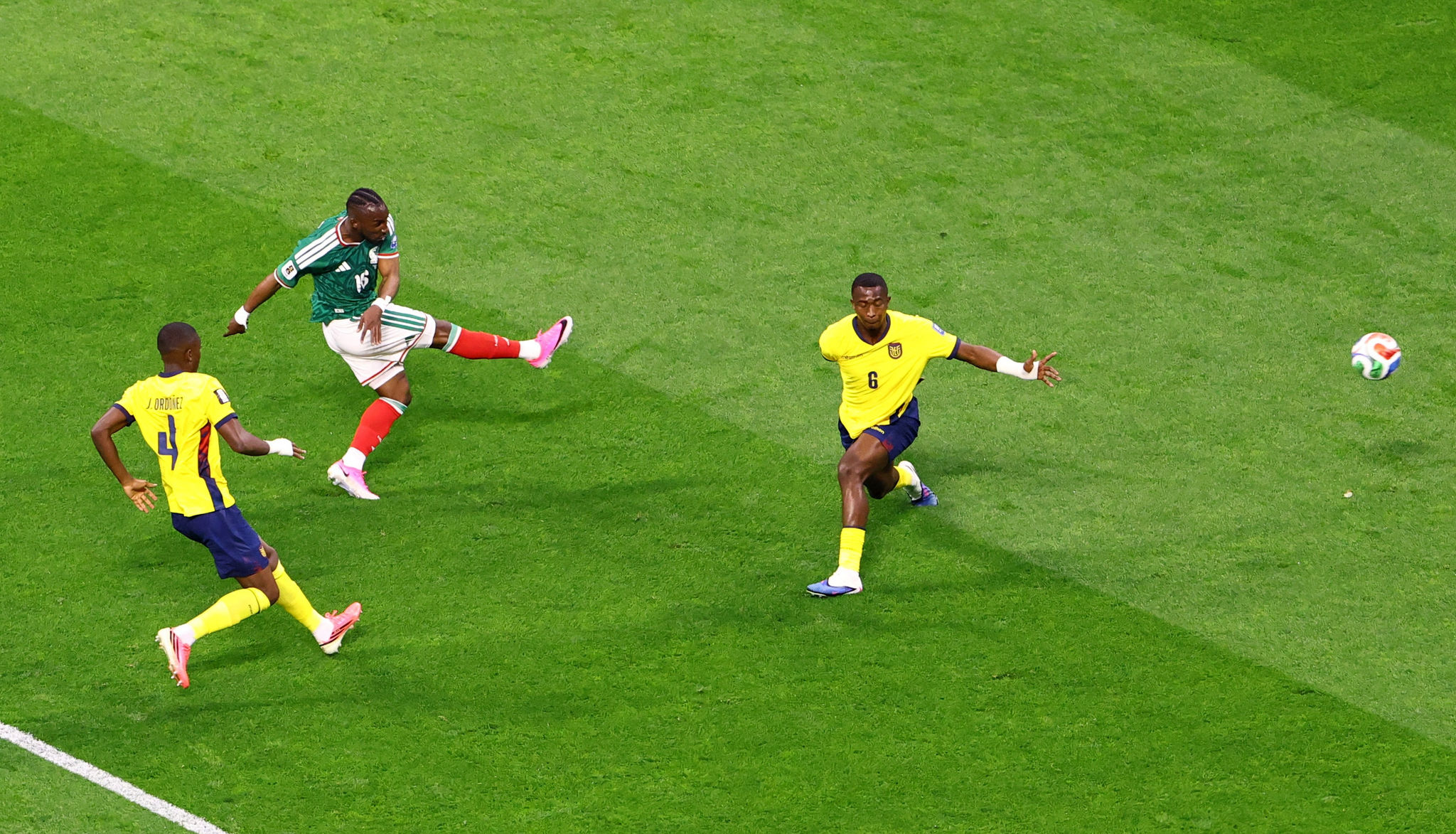 Mexico thắng Ecuador 2-0: Chấm dứt lời nguyền 40 năm tại World Cup
