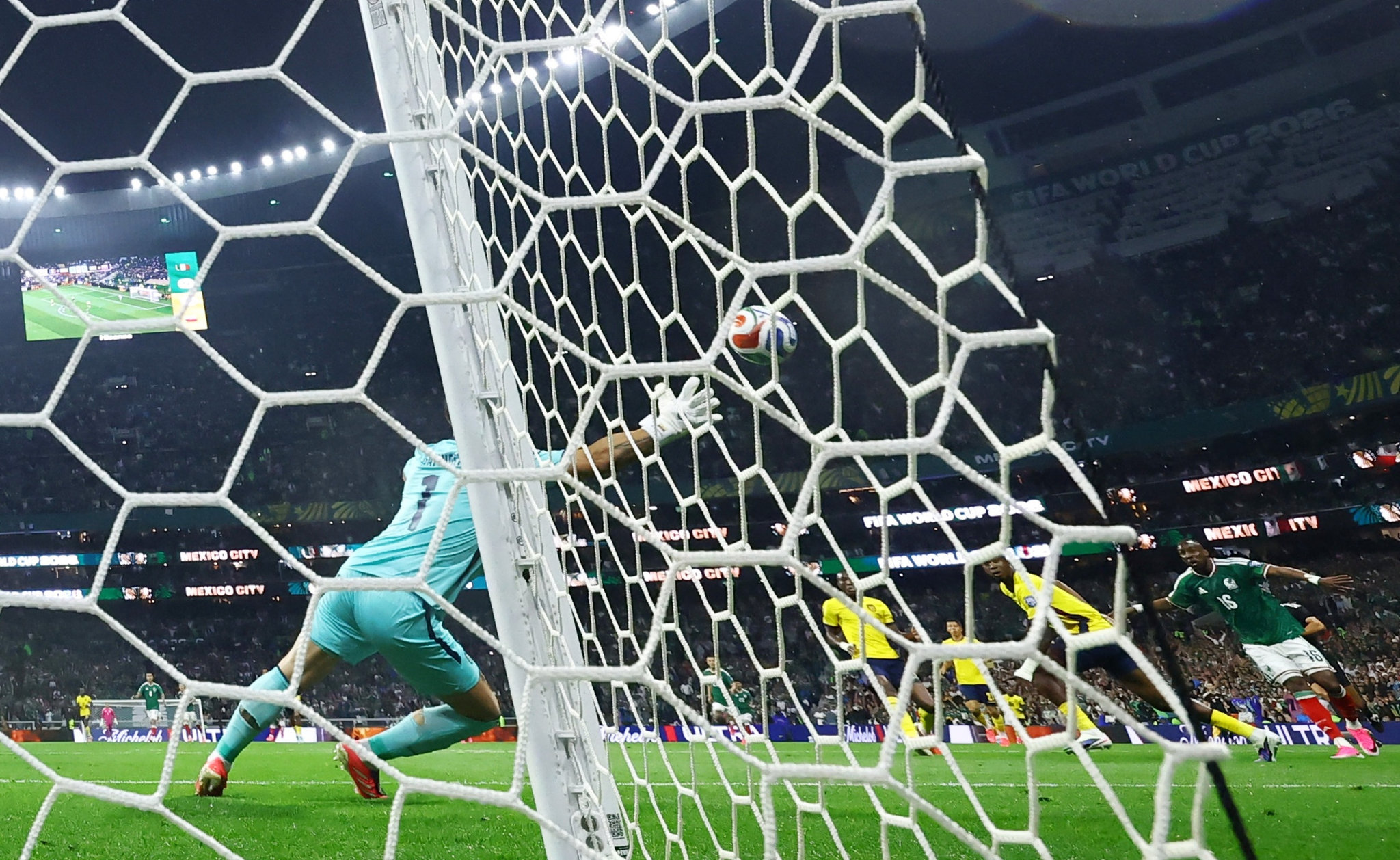 Mexico thắng Ecuador 2-0: Chấm dứt lời nguyền 40 năm tại World Cup