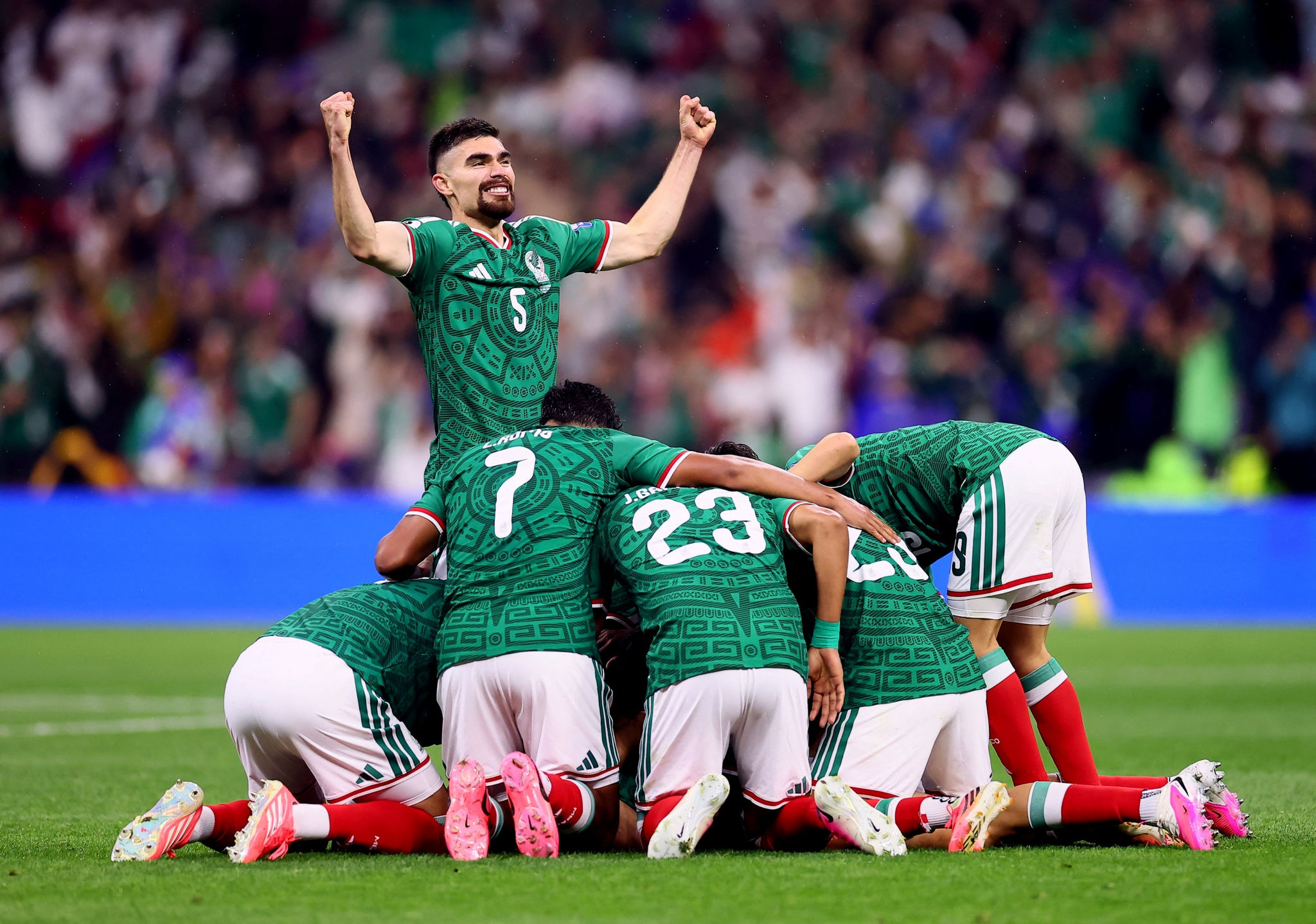 Mexico thắng Ecuador 2-0: Chấm dứt lời nguyền 40 năm tại World Cup