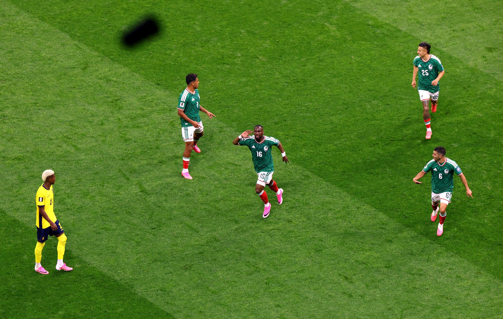 Mexico thắng Ecuador 2-0: Chấm dứt lời nguyền 40 năm tại World Cup